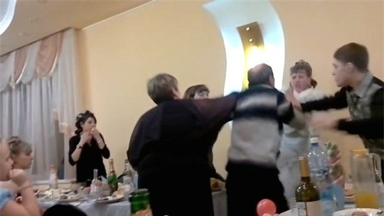 Bố chồng nhào đến đánh con dâu...