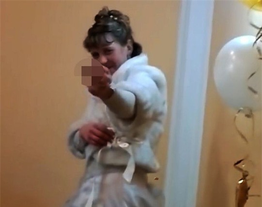 ...sau khi cô dâu giơ “ngón tay thối” về phía camera. Ảnh: CEN