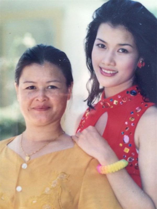 Kim Oanh cùng mẹ thời mới đăng quang Hoa khôi thể thao.