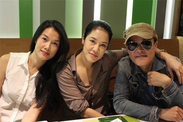 Hình ảnh Kim Oanh chụp chung cùng chị gái Thu Phương và anh trai Quang Minh.