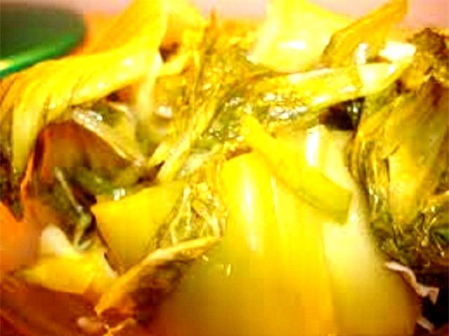 Đà Nẵng: Sau măng tươi, dưa cải muối cũng chứa chất vàng ô - Ảnh 2.