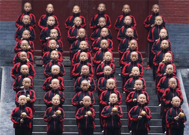 Các em học viên tập dượt trước ngày khai mạc Liên hoan Wushu Thiếu Lâm Quốc tế Trịnh Châu năm 2010.