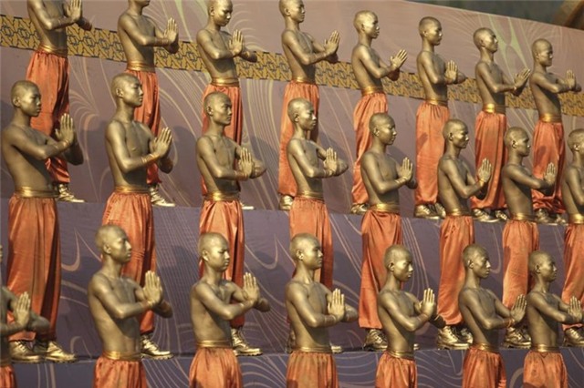 Các võ sinh Thiếu Lâm thoa lớp sơn màu vàng trông giống tượng đồng biểu diễn trong ngày khai mạc lễ hội võ thuật ở Trịnh Châu năm 2010.