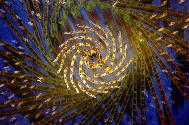 Học viên trường võ thuật Shaolin Tagou ở Nam Kinh, tỉnh Giang Tô phô diễn tài năng võ công điêu luyện ở sân vận động.