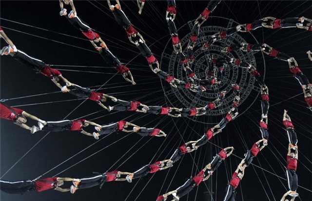 Một tiết mục biểu diễn khác của các học viên trường võ thuật Shaolin Tagou tại sân vận động năm 2014.