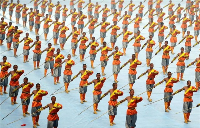 Tiết mục đồng diễn ấn tượng tại lễ khai mạc Liên hoan Wushu Thiếu Lâm Quốc tế Trịnh Châu lần thứ 9 ở Trịnh Châu, tỉnh Hà Nam ngày 21/10/2012.
