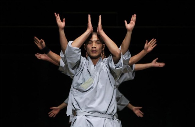Võ sư Thiếu Lâm tự của Trung Quốc trình diễn tại nhà hát opera ở Sydney.