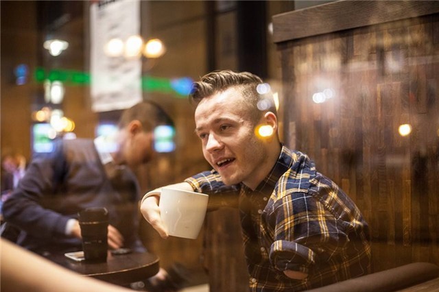 chang hoa si cut tay ba lan voi 700 buc ve tai hoa hinh anh 5