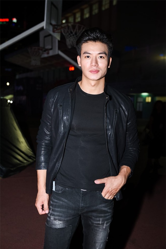 Chong Tay dua Thu Minh di dien mac on ao chuyen nha dat hinh anh 12