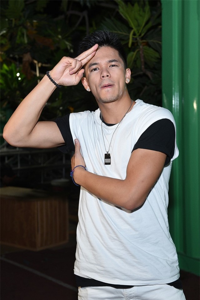 Chong Tay dua Thu Minh di dien mac on ao chuyen nha dat hinh anh 9