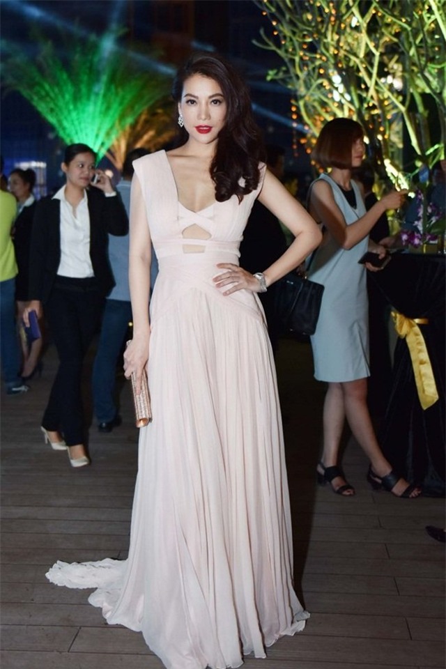 1001 kieu vay khoet nguc tao bao cua my nu viet hinh anh 7