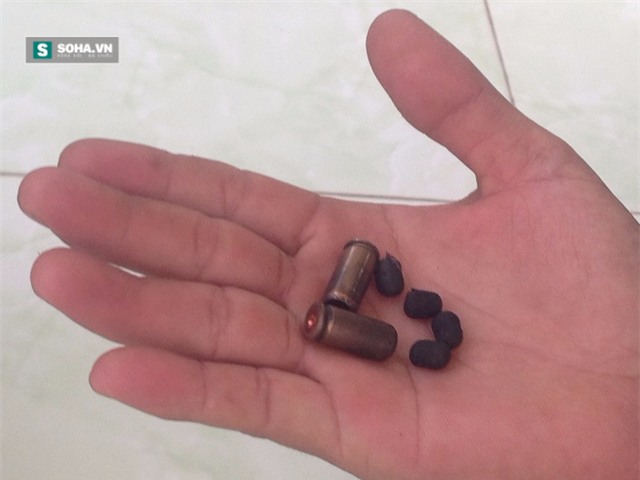 Anh Hưng chỉ nơi xảy ra vụ việc và những vỏ đạn.