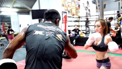 “Hoàng tử Muay Thái” mệt lả với nàng DJ xinh đẹp - 1