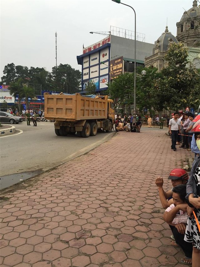 Chiếc xe tải gây tai nạn. (Ảnh: Đăng Milo)