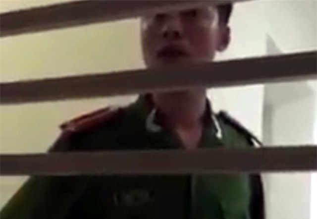 Cong an bi to nho nuoc bot: 'Ung xu thieu kinh nghiem' hinh anh 1