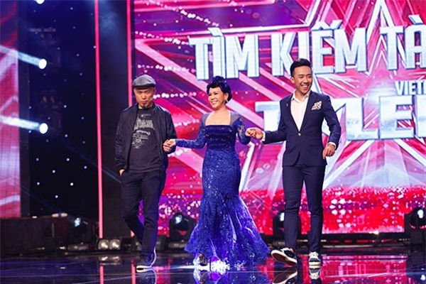 
Bộ ba giám khảo chào khán giả trong phần mở màn đêm bán kết 5 “Tìm kiếm tài năng – Vietnam’s Got Talent 2016” (ảnh: Ân Nguyễn).
