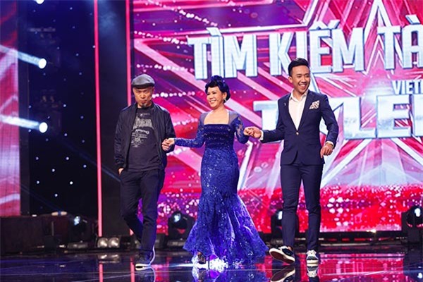 Bộ ba giám khảo chào khán giả trong phần mở màn đêm bán kết 5 “Tìm kiếm tài năng – Vietnam’s Got Talent 2016” (ảnh: Ân Nguyễn).