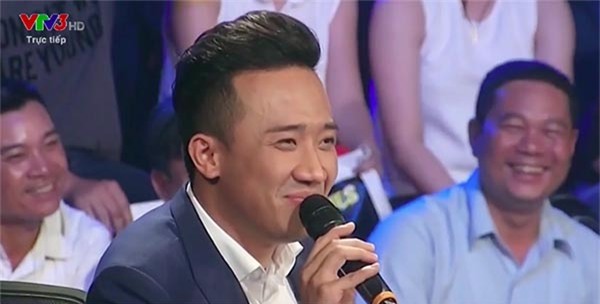 Trấn Thành nhanh chóng sửa lỗi nói nhịu trong khi khán giả ở trường quay đang cười ồ lên.