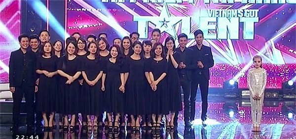 Vẻ mặt của dàn hợp xướng công giáo trẻ Hà Nội và bé Bích Ngọc trong lúc nghe Trấn Thành nhận xét.