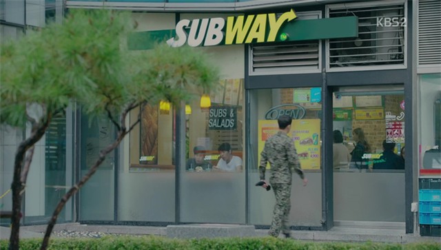 Khán giả há hốc mồm vì khả năng “bất tử” của Song Joong Ki trong “Hậu Duệ Mặt Trời” - Ảnh 22.