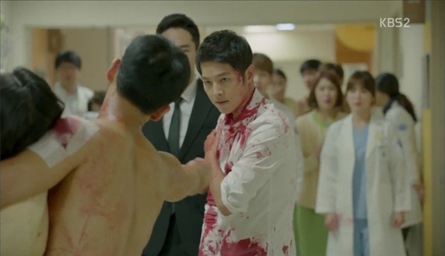 Khán giả há hốc mồm vì khả năng “bất tử” của Song Joong Ki trong “Hậu Duệ Mặt Trời” - Ảnh 7.