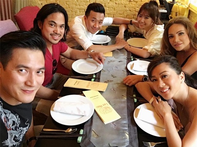 Trấn Thành nắm chặt tay người yêu. Ảnh: FBNV