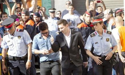 Những cáo buộc trốn thuế vẫn chưa buông tha Messi.