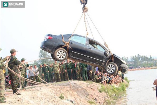 Sau hơn 2 giờ trục vớt, cơ quan chức năng đã đưa được chiếc xe con gặp nạn lên bờ.