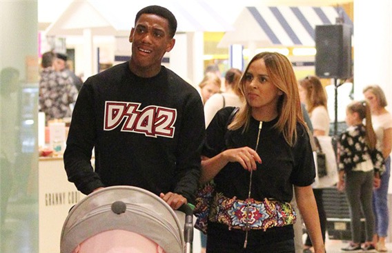 Ngủ với chân dài nóng bỏng, Martial bị vợ bỏ - Ảnh 1.