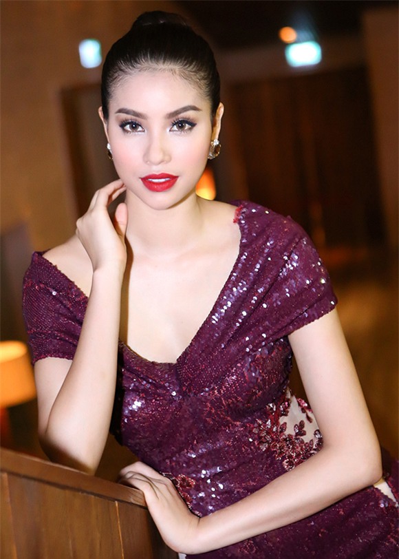 Phạm Hương diện diện váy xẻ cao khoe chân dài miên man 0