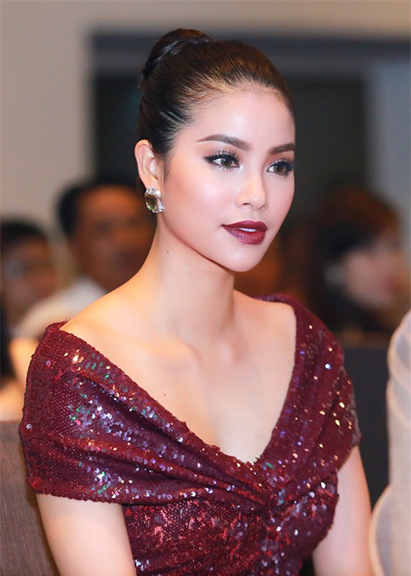 Phạm Hương diện diện váy xẻ cao khoe chân dài miên man 6