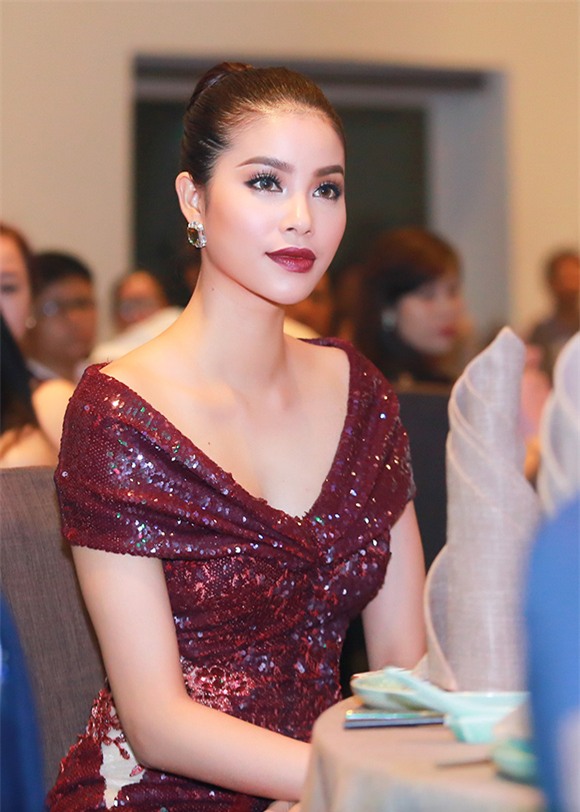 Phạm Hương diện diện váy xẻ cao khoe chân dài miên man 7