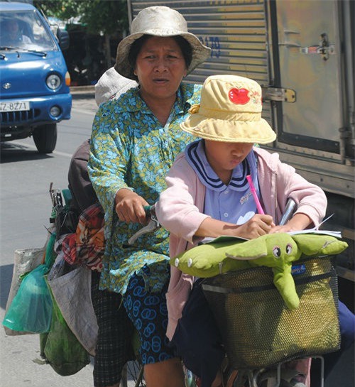 me nhat ve chai moi ngay dap 25 km dua con den truong - 1