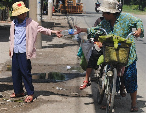 me nhat ve chai moi ngay dap 25 km dua con den truong - 2