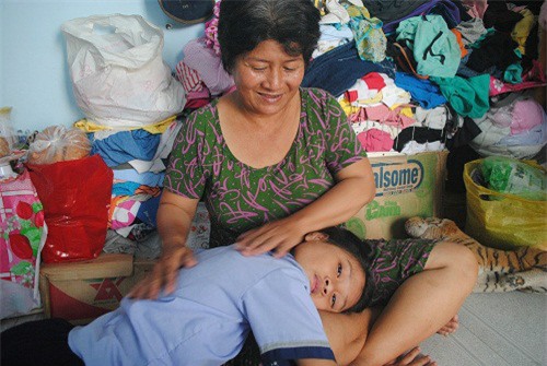 me nhat ve chai moi ngay dap 25 km dua con den truong - 3