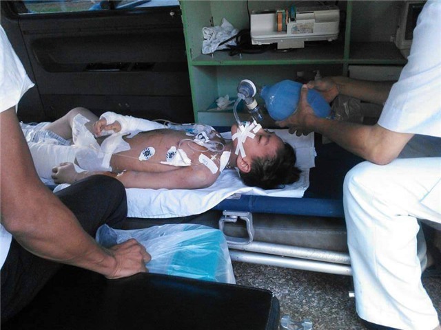 Em đang chịu đựng cơn đau vô cùng vì nhiều vết thương nghiêm trọng trên người