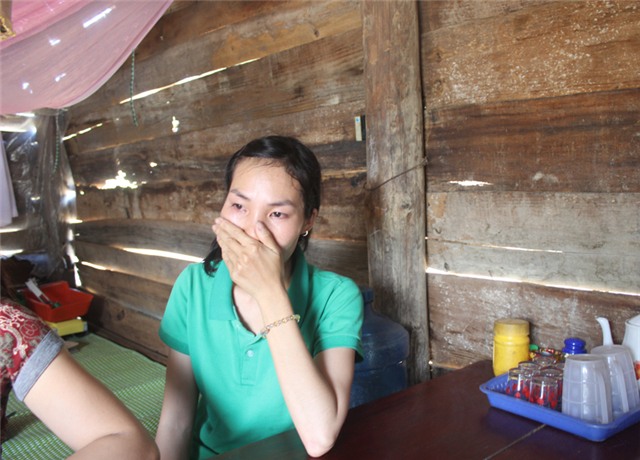 Chị Nhạn cứ khóc khi trò chuyện với chúng tôi