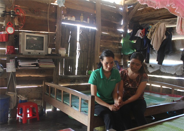 Xót thương gia cảnh của chị Nhạn, hàng ngày bà con lối xóm thường xuyên đến thăm hỏi động viên chị