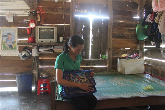 Chị Nhạn vuốt ve chiếc cặp của bé Sa cho đỡ nhớ con, rồi lại bật khóc nức nở