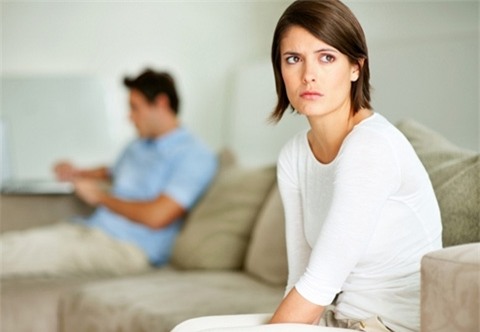 Nghi ngờ có điều gì mờ ám, dù không nói ra nhưng nghĩ đến là nước mắt Hoài lại trào ra. (Ảnh minh họa)