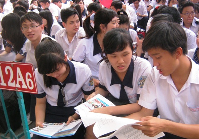 Học trò đã cân nhắc hơn trong việc chọn ngành nghề tương lai thay vì bất chấp vào đại học để rồi thất nghiệp (Ảnh: Hoài Nam)