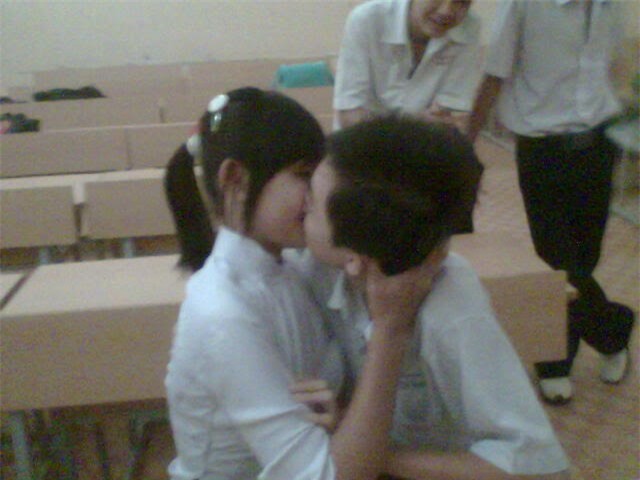 Không chỉ là ở nơi công cộng, các em còn thể hiện tình yêu quá bạo trong lớp học.