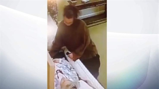 Video gây phẫn nộ: Người phụ nữ giả vờ viếng đám ma để lấy cắp nhẫn cưới từ tay của người đã khuất - Ảnh 2.