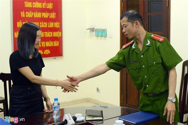 Sau khi nói lời xin lỗi, Trung úy Bắc đã bắt tay với chị Tú A. (ảnh Zing.vn)