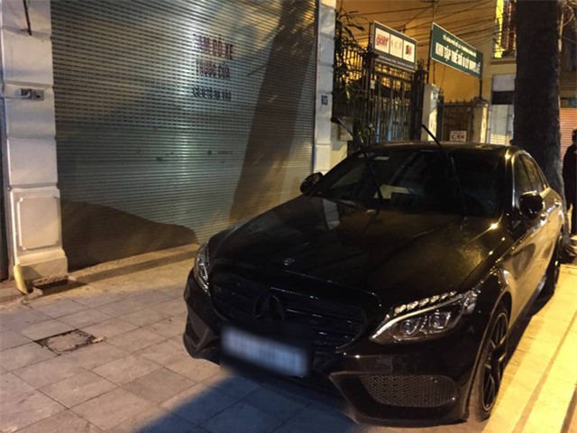 Phát điên vì phong cách đỗ xe ô tô chắn đường... mặc kệ tất cả - Ảnh 1.