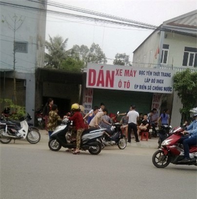 Nam thanh nien tu thieu trong nha ve sinh hinh anh 1