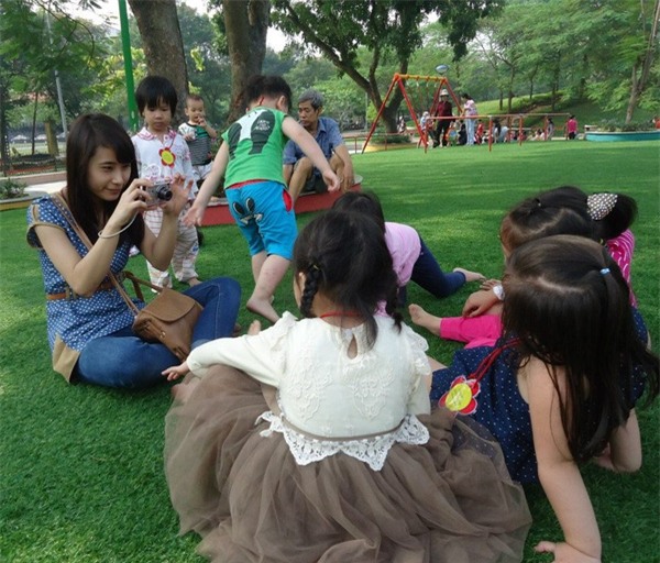 Phía sau những chiếc camera vô hồn ở trường mầm non, vẫn còn nhiều trái tim đong đầy yêu thương trẻ