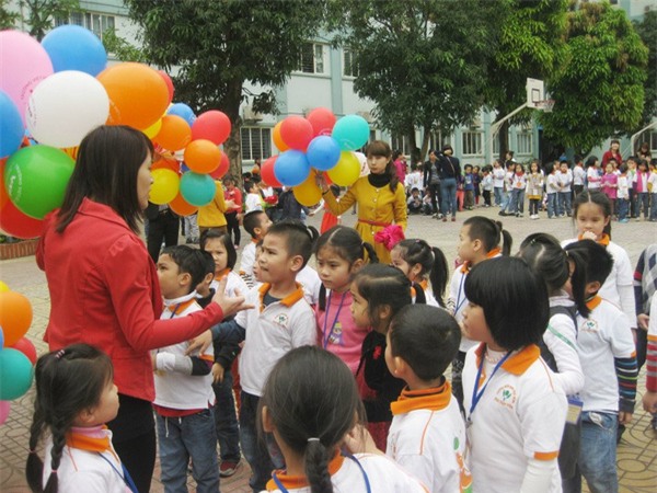 Phía sau những chiếc camera vô hồn ở trường mầm non, vẫn còn nhiều trái tim đong đầy yêu thương trẻ