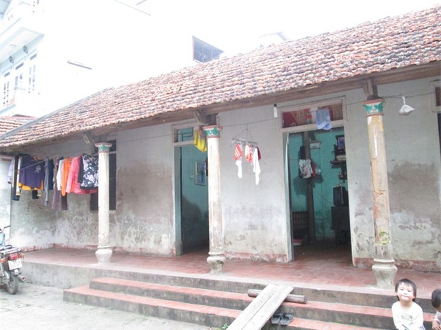 Ngôi nhà cấp 4 tuềnh toàng của anh Chiên và chị Thân hiện tại. Ảnh: Đoàn Điểm