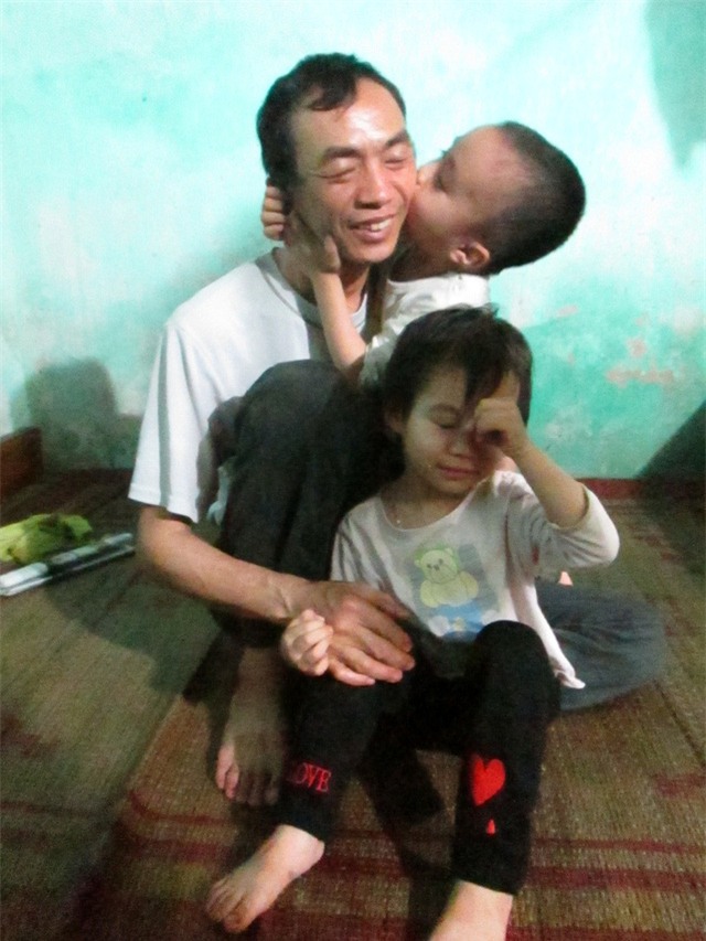 Nhiều người không biết thì cứ nhầm tưởng anh Chiên (48 tuổi) đang chơi đùa với cháu. Ảnh: Nông Thuyết